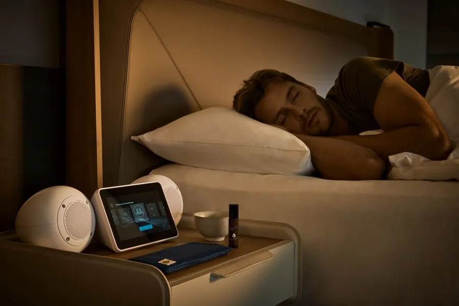 Ein Gast schläft neben den SleepHub-Lautsprechern und einem Schlafbalsam in einem Zimmer des COMO Metropolitan Singapore