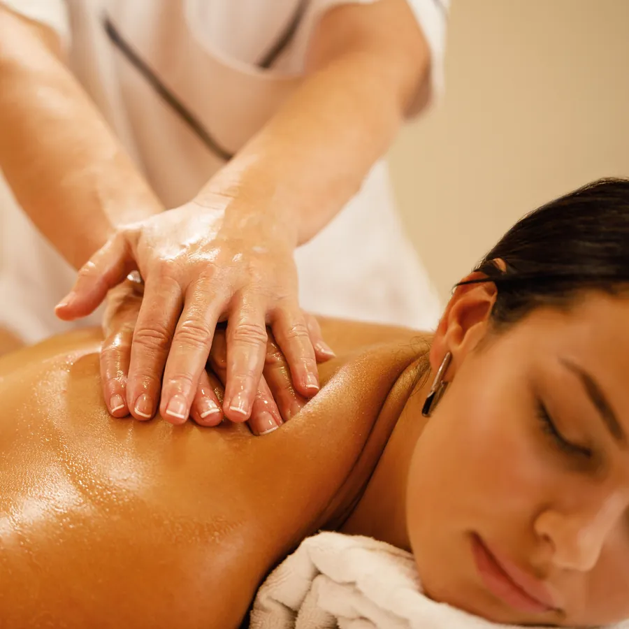 Massage mit warmem Öl während einer ayurvedischen Behandlung